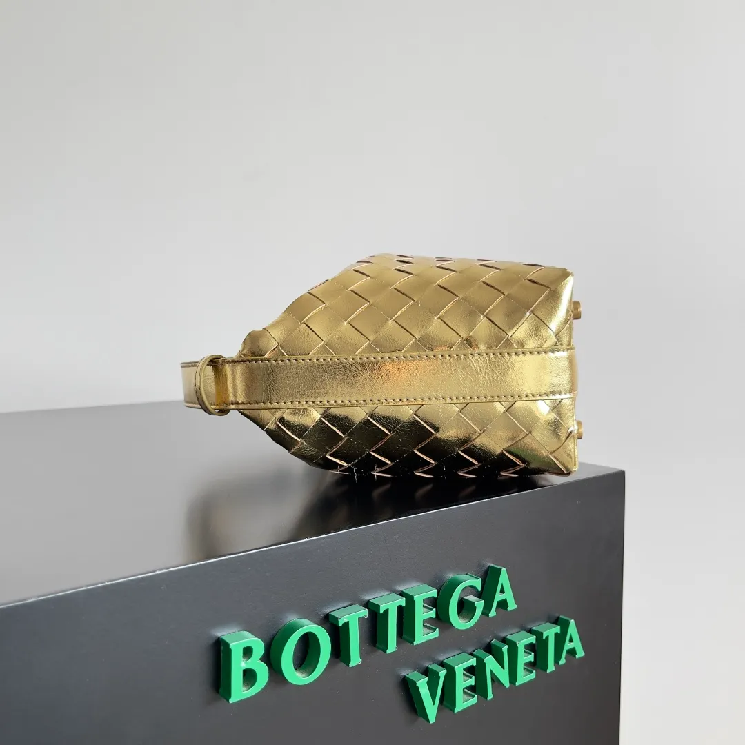 Batch 1360 It is predicted that BV Bottega’s lunch bag will be popular again this year. The entire bag is made of top nappa lambskin, which is very soft and lightweight. It also uses the intrecciato weaving process that the two founders spent several months developing from the beginning of the brand. It is completely hand-woven by Italian craftsmen. It perfectly reflects the craftsmanship of Bottega. The entire bag shape is also a very practical and popular lunch box bag type. The slightly curved arc of the bag mouth can also better fit our wrists. Style number: 754443 Size: 22*13*9